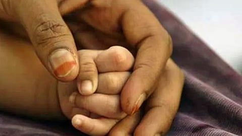 आश्रमशाळेतील अल्पवयीन विद्यार्थिनीने दिला बाळाला जन्म