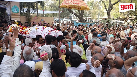 धर्मभास्कर सद्गुरुदास महाराज पंचत्वात विलीन झाले यावेळी अंत्यदर्शनासाठी हजारो भाविकांची गर्दी केली होती 