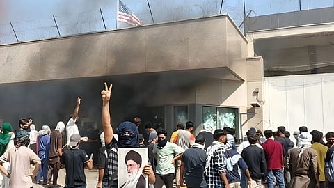 Ayatollah Khamenei death |खामेनींच्‍या मृत्यूनंतर पाकिस्तानात अमेरिकन दूतावासावर हल्‍ला, गोळीबारात १० आंदोलकांचा मृत्यू
