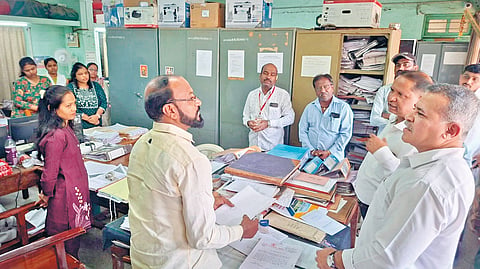 Satara Municipal Corporation: कर्मचाऱ्यांची कामाच्या नावाखाली उंडराउंडरी