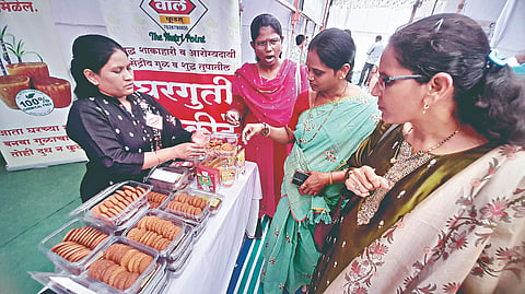 Solapur news: दोन दिवसांत एक लाख 15 हजारांची उलाढाल  