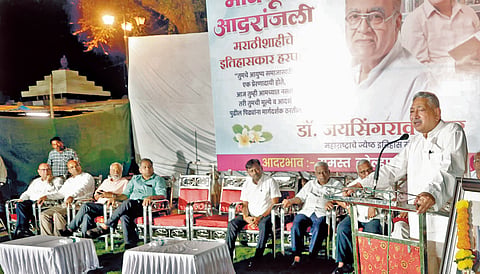 कोल्हापूर : इतिहासकार डॉ. जयसिंगराव पवार यांच्या शोकसभेत बोलताना खासदार शाहू महाराज. सोबत 
मान्यवर.                                                                                               