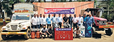कोल्हापूर : शहरासह ग्रामीण भागात टेहळणी करून बंद बंगले 
भरदिवसा फोडणार्‍या टोळीला स्थानिक गुन्हे अन्वेषण पथकाने जेरबंद केले. 	