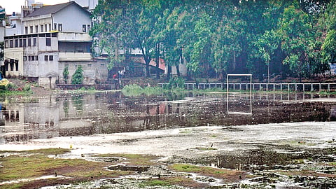 कोल्हापूर : बुधवारी दुपारनंतर बरसलेल्या प्रचंड पावसामुळे शहरातील मैदानांना तळ्याचे स्वरुप प्राप्त झाले होते. गांधी मैदानला नेहमीप्रमाणे तळ्याचे स्वरूप प्राप्त झाले होते. 	