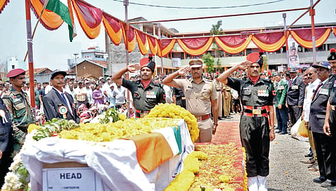 गडहिंग्लज ः जवान अक्षय चौगुले यांना मानवंदना देताना लष्करी जवानासह पोलिस अधिकारी.

