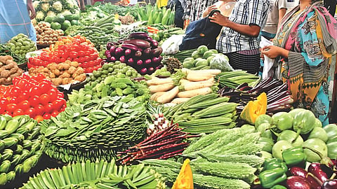 Vashi Apmc Market : आंबा ते कांदा.. युद्धामुळे मुंबईकरांना मिळणारा भाजीपाला, फळे कितीने महागले? यादी वाचा