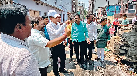 Solapur News: रस्त्यांवर बेकायदा व्यापार करणाऱ्यांवर कारवाई 