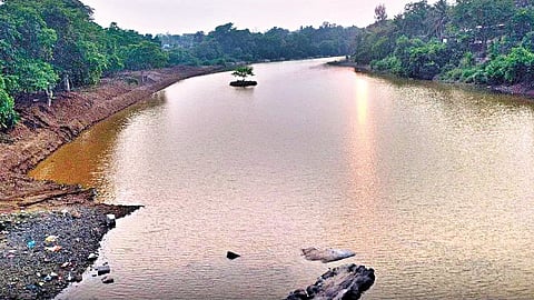 Sindhudurg News : कणकवली गडनदी पात्रातून काढला १ लाख ४० हजार घनमीटर गाळ 