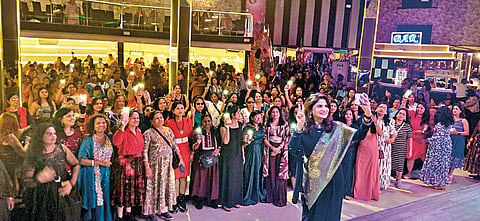 कोल्हापूर : दैनिक ‘पुढारी’ कस्तुरी क्लब व अ हेवन हॉलिडेज यांच्या वतीने आयोजित थायलंड महिला स्पेशल सहलीत साजर्‍या करण्यात आलेल्या कस्तुरी नाईट कार्यक्रमात महिलांसोबत धमाल करताना दैनिक ‘पुढारी’ कस्तुरी क्लबच्या अध्यक्षा डॉ. स्मितादेवी जाधव.
