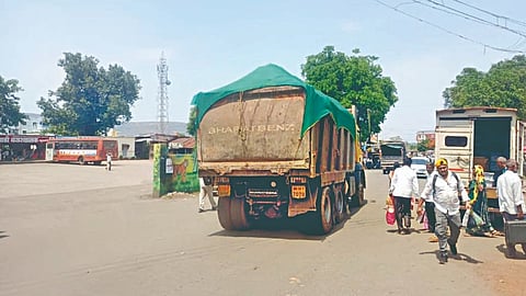 Satara News: महिंद प्रकल्पातील गाळाची राजरोस वाहतूक