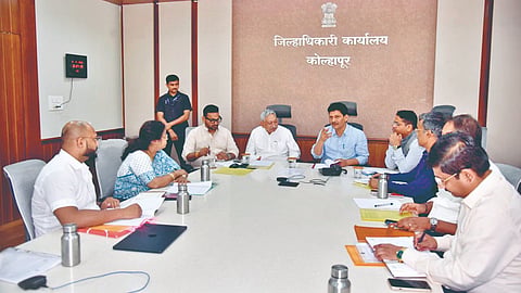 कोल्हापूर : जिल्हाधिकारी कार्यालयात आयोजित बैठकीत बोलताना पालकमंत्री प्रकाश आबिटकर. यावेळी उपस्थित खासदार शाहू महाराज, धैर्यशील माने, विनय कोरे, अशोक पाटील, डॉ. विजय राठोड, श्रीलक्ष्मी अन्नाबथुला, धैर्यशील पाटील, तुषार चव्हाण.