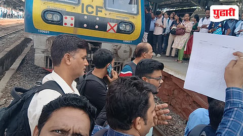 विरारमध्ये संतापाचा उद्रेक! लोकल गाडी 'एसी' केल्याने प्रवाशांनी रेल्वे रोखली 