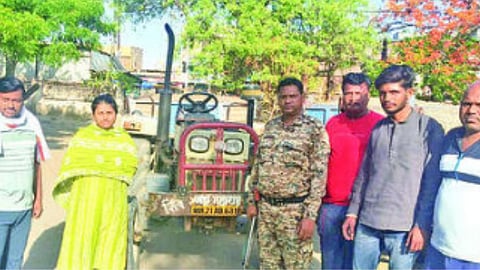 Sand Smugglers : वाळूचा हायवा, दोन ट्रॅक्टर पकडले
