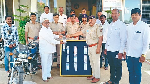 Belgaum crime: तिघा चोरट्यांकडून बारा मोबाईल, दुचाकी जप्त 