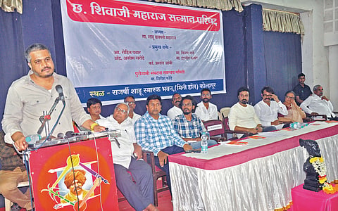कोल्हापूर : छत्रपती शिवाजी महाराज सन्मान परिषदेत बोलताना आमदार रोहित पवार. सोबत व्ही. बी. पाटील, गिरीश फोंडे, प्रशांत आंबी, किरण माने, इंद्रजित सावंत, स्मिता पानसरे आदी. 