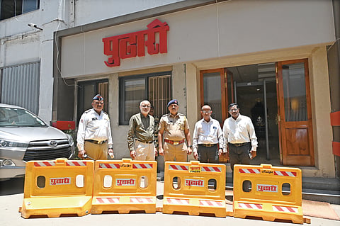कोल्हापूर : पुढारी रीलिफ फाऊंडेशनच्या वतीने शहर वाहतूक विभागाला बॅरिकेडस् प्रदान करताना दै. ‘पुढारी’चे कार्यकारी संपादक विजय जाधव. शेजारी पोलिस निरीक्षक नंदकुमार मोरे, सरव्यवस्थापक (ऑपरेशन) राजेंद्र मांडवकर, एचआर व्यवस्थापक बाहुबली बोगार आणि हवालदार तानाजी सुंभे आदी उपस्थित होते.