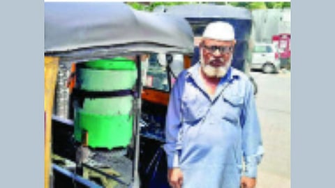 Auto drivers free water service