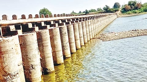 Solapur News: नदी, बंधाऱ्यात आले पाणी; पण वीज गायब झाली 