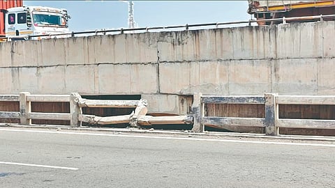 Solapur Pune highway: पुलाचे कठडे तुटल्याने धोका
