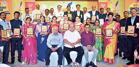 कोल्हापूर : दै. ‘पुढारी’ आणि ‘प्रयोग सोशल फाऊंडेशन’ यांच्या संयुक्त विद्यमाने आयोजित गौरव सोहळ्यात मान्यवरांसमवेत सन्मानार्थी शिक्षक वर्ग.