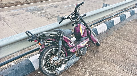 अपघातग्रस्त दुचाकी.