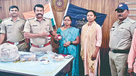 Jewellery bag returned: कोल्हापूरच्या महिलेला विसरलेले दागिने परत