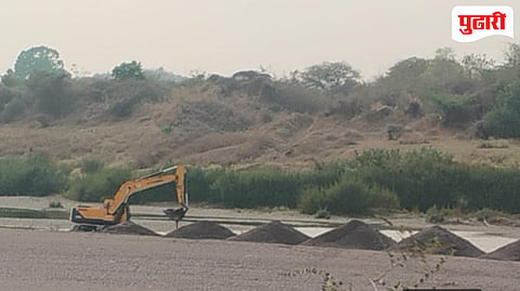 पैनगंगा नदीत पोकलेनचा कहर! घाट लिलाव होताच नदी पोखरण्यास सुरुवात