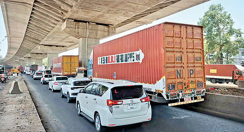 Karad traffic: वाहतूक कोंडीमुळे महामार्गावर वाहनांच्या रांगा