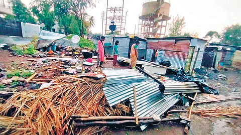 Satara stormy rain: वादळी पावसाने हाहाकार; घरांची पडझड