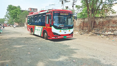 Solapur news: लालपरीच्या मार्गात खड्ड्यांचे अडथळे