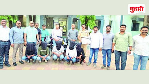 घोटी : कोयत्याचा धाक दाखवून लूट करणारी टोळी जेरबंद करताना पोलिस पथक