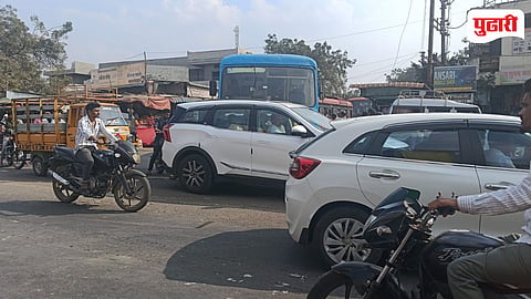 Pathri city traffic congestion | पाथरी शहरात वाहतूक कोंडी वाढली