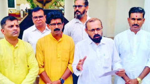 पणजी: पत्रकार परिषदेत बोलताना हिंदू एकता मंचचे अध्यक्ष नितीत्त फळदेसाई. सोबत सत्यविजय नाईक, जयेश थळी, सुजन नाईक, अभय सामंत व दिनीन पेडणेकर. 