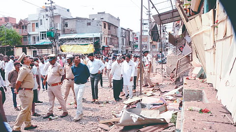 Vijapur cylinder blast: सराफ बाजारात सिलिंडर स्फोट