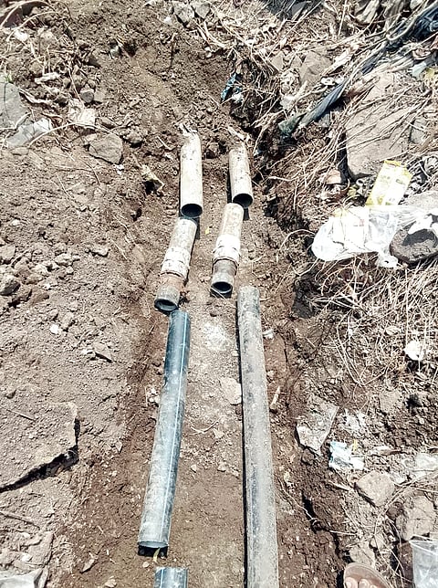 Solapur News: रस्ता अडवल्याने एक महिन्यापासून वाहतूक ठप्प 