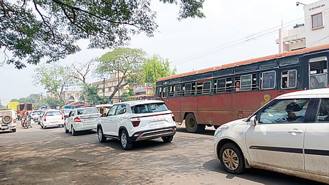 उदगाव : येथे सध्या असलेल्या अरुंद महामार्गामुळे सातत्याने वाहतूक कोंडी व अपघाताला सामोरे जावे लागते.	