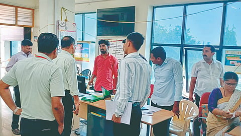 Karnataka News: लोकायुक्तांचा कामगार कार्यालयावर छापा