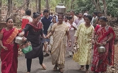 Sindhudurg News : कोळोशी ग्रा.पं.वर ग्रामस्थांचा घागर मोर्चा