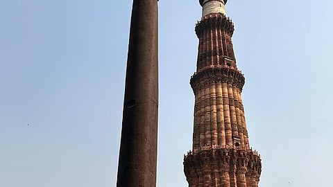  काय आहे दिल्लीस्तंभाचे रहस्य, लोखंडी असूनही १६०० वर्षात १ टक्काही गंजला नाही 