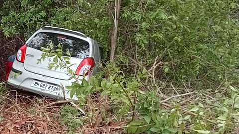 Ratnagiri Accident : रत्नागिरी-देवरुख मार्गावर कार १० फूट खोल दरीत कोसळली; साडवली येथील दांपत्य बालंबाल बचावले