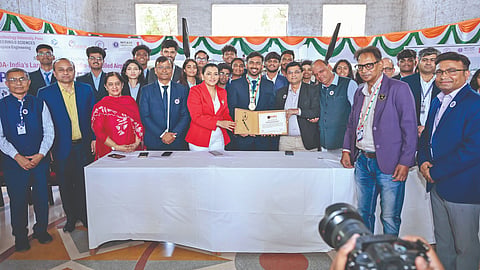 पुणे : भारतातील सर्वांत मोठे रेडिओ कंट्रोल्ड इलेक्ट्रिक फिक्स्ड विंग विमान विकसित केल्याबद्दल एमआयटी आर्ट, डिझाईन अँड टेक्नॉलॉजी एडीटी विद्यापीठाच्या विद्यार्थ्यांचा सन्मान करताना मान्यवर. 
