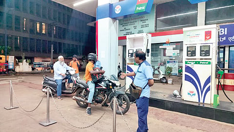 Belagavi fuel price: बेळगावात पेट्रोल १०६.९३; डिझेल ९४.९०