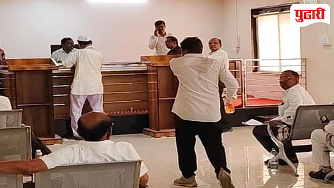 तहसीलदारांच्या दालनात शेतकऱ्याचा कुटुंबासह आत्महत्येचा प्रयत्न