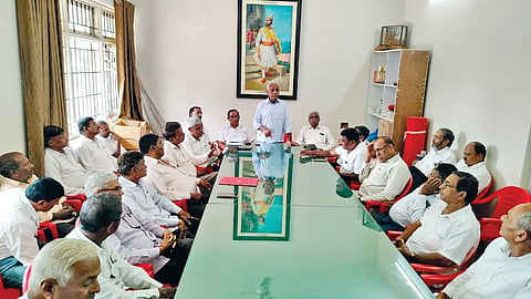 Protest against Devendra Fadnavis: मुख्यमंत्री फडणवीसांच्या निवासस्थानासमोर आंदोलन