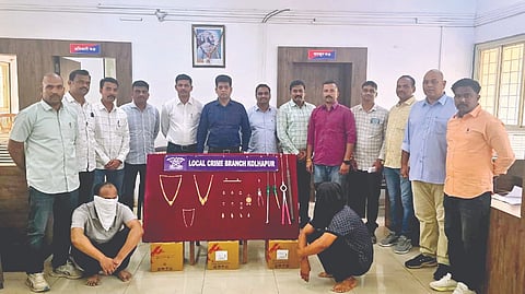  कोल्हापूर : कोल्हापूर, सांगली जिल्ह्यांत घरफोडी करणार्‍या मध्य प्रदेशातील सराईत गुन्हेगारांना अटक करून चोरीस गेलेला मुद्देमाल स्थानिक गुन्हा अन्वेषण विभागाने जप्त केला. यावेळी उपस्थित अधिकारी. 