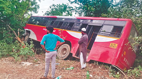 Belgaum Accident: बसची झाडाला धडक; दोन प्रवासी जखमी