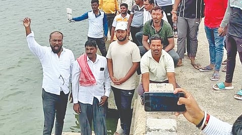 Pandharpur news: वाळुमाफियांनी विष्णुपद बंधाऱ्याचे दरवाजे काढले