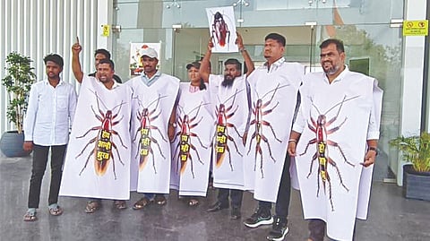 Youth Federation protest: ‘होय, आम्ही झुरळ !‌’ जिल्हाधिकारी कार्यालयावर युवा महासंघाचा मोर्चा