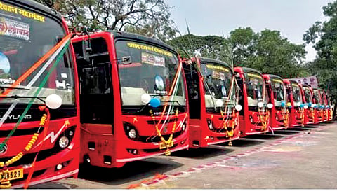 Tuljapur news: तुळजापूर आगारातील इंधन पुरवठा बंद झाल्याने प्रवाशांचा खोळंबा