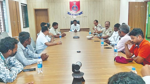 रत्‍नागिरी : आढावा बैठकीत बोलताना उपप्रादेशिक परिवहन अधिकारी राजवर्धन करपे. यावेळी वाहतूक निरीक्षक, ट्रॅव्‍हल्‍सचे प्रमुख उपस्‍थित होते.
